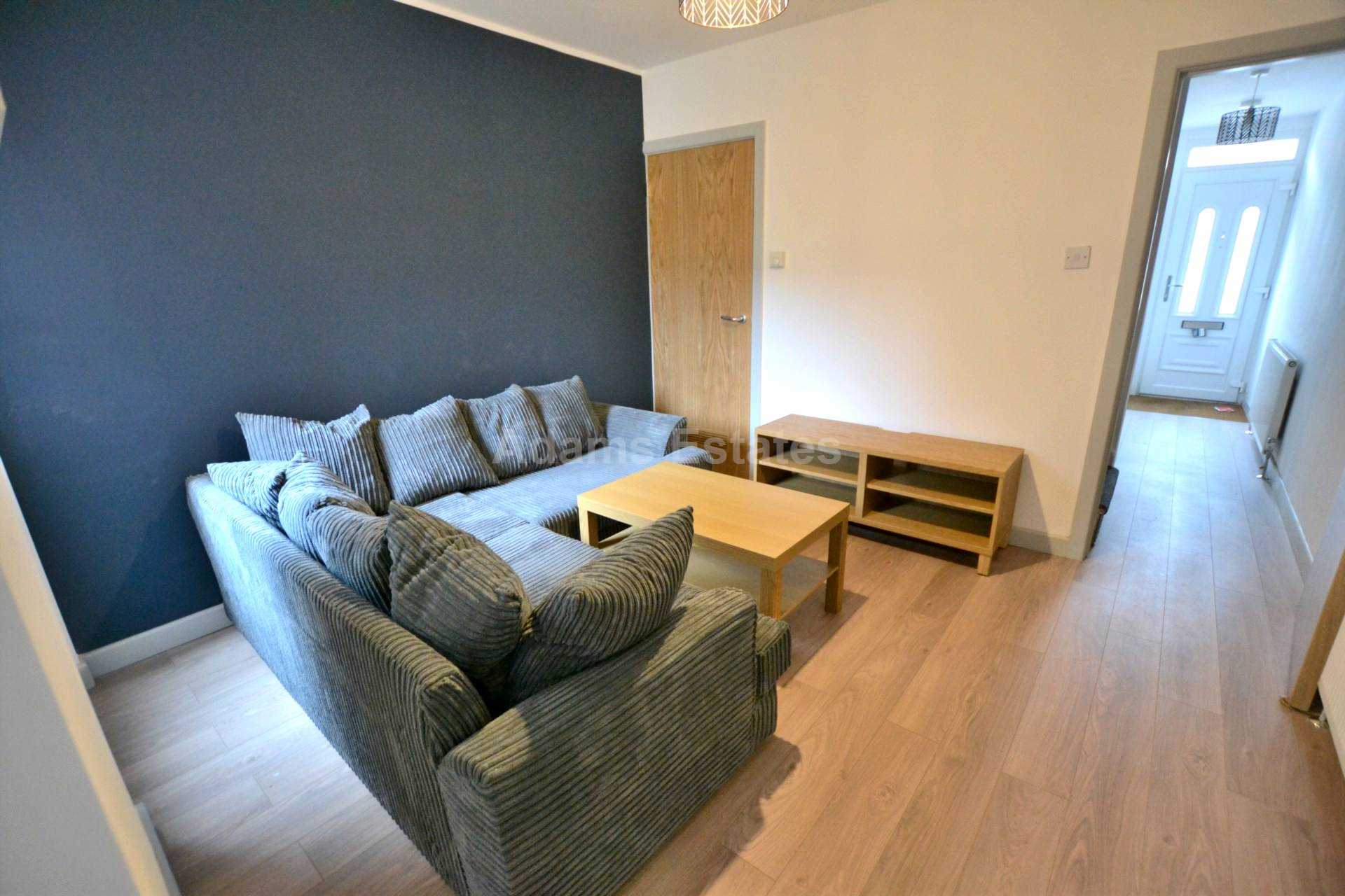 5 bed Mid Terraced House for rent in Reading. From Student Holmes - University Office