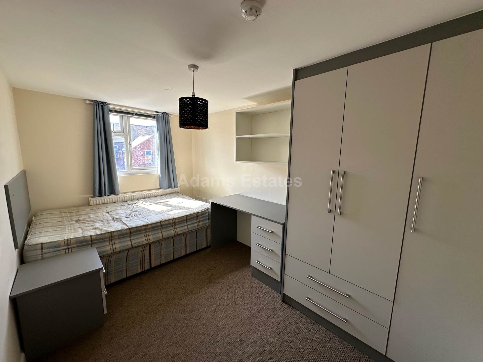 6 bed Mid Terraced House for rent in Reading. From Student Holmes - University Office