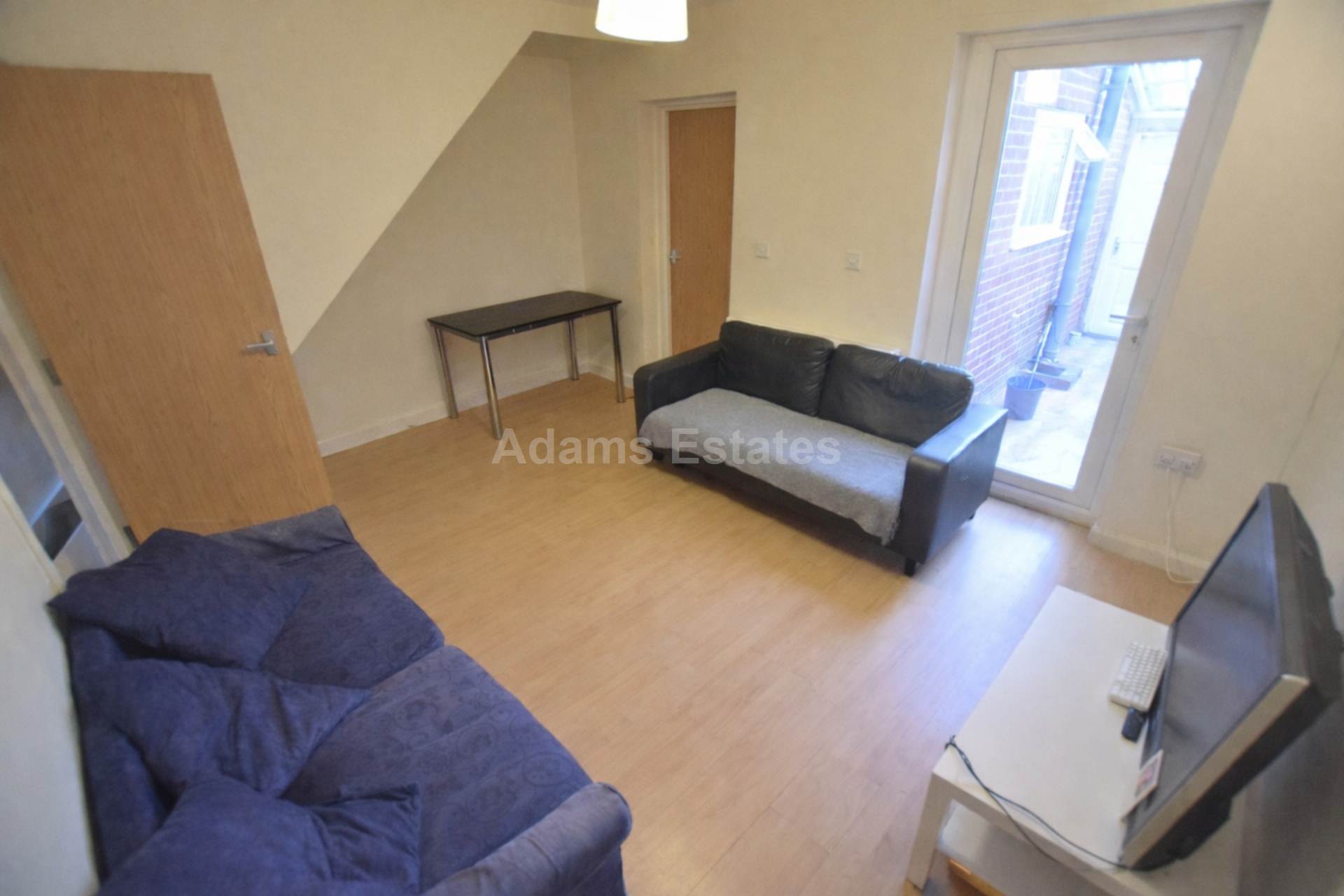 6 bed Mid Terraced House for rent in Reading. From Student Holmes - University Office