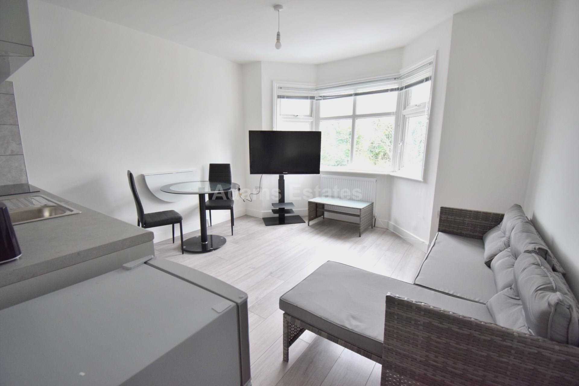 1 bed 1st Floor Flat for rent in Reading. From Student Holmes - University Office 1 bed 1st Floor Flat for rent in Reading. From Student Holmes - University Office