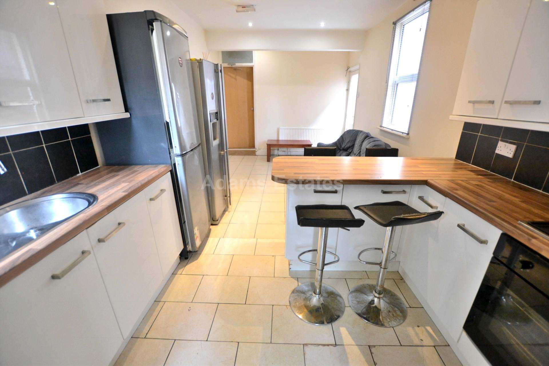 6 bed Mid Terraced House for rent in Reading. From Student Holmes - University Office