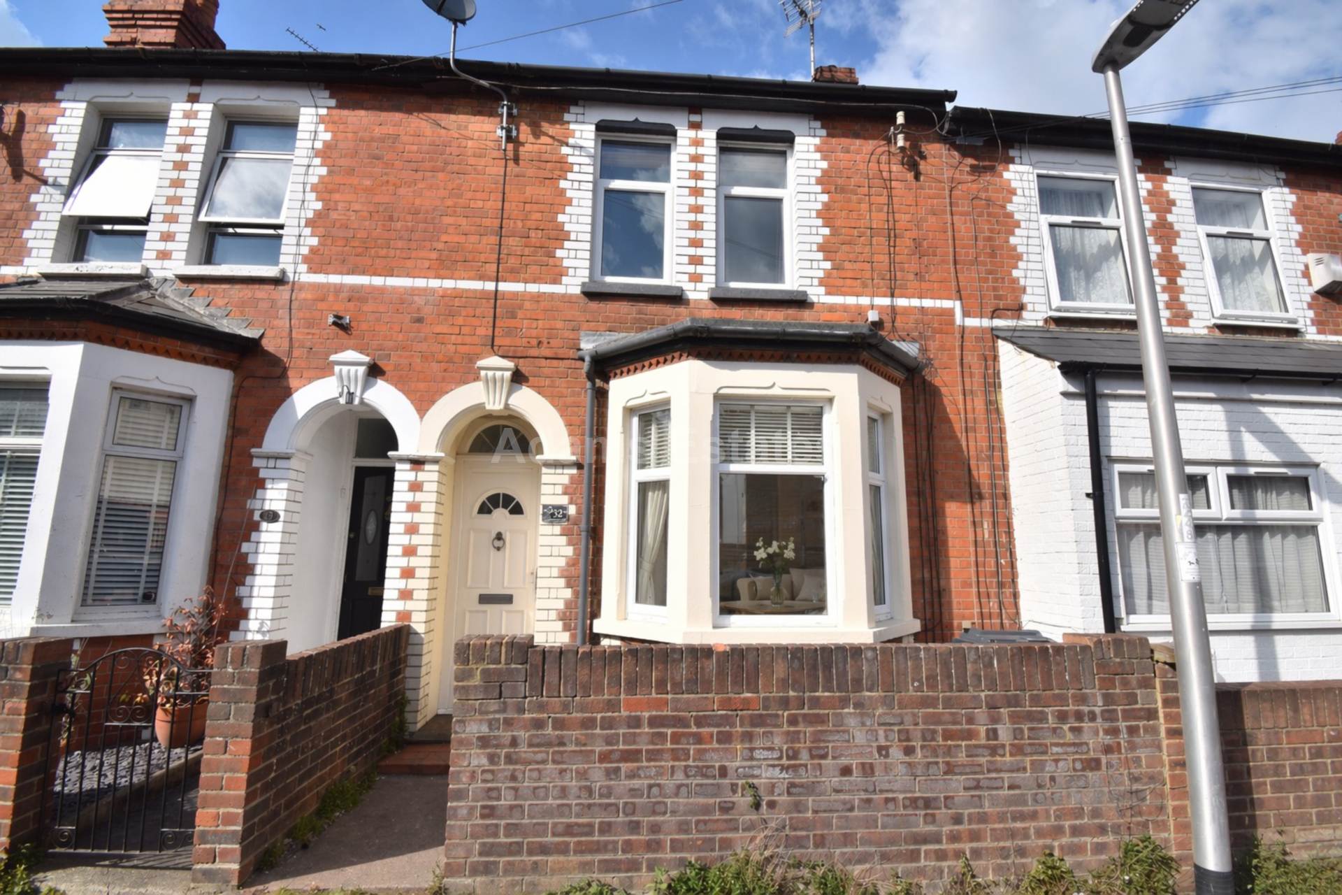 4 bed Mid Terraced House for rent in Burghfield. From Student Holmes - University Office
