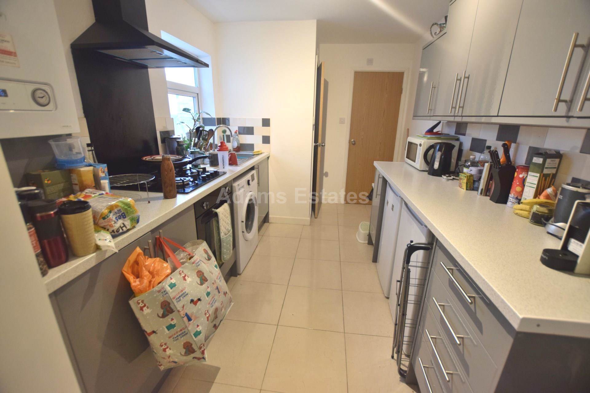 4 bed Mid Terraced House for rent in Reading. From Student Holmes - University Office