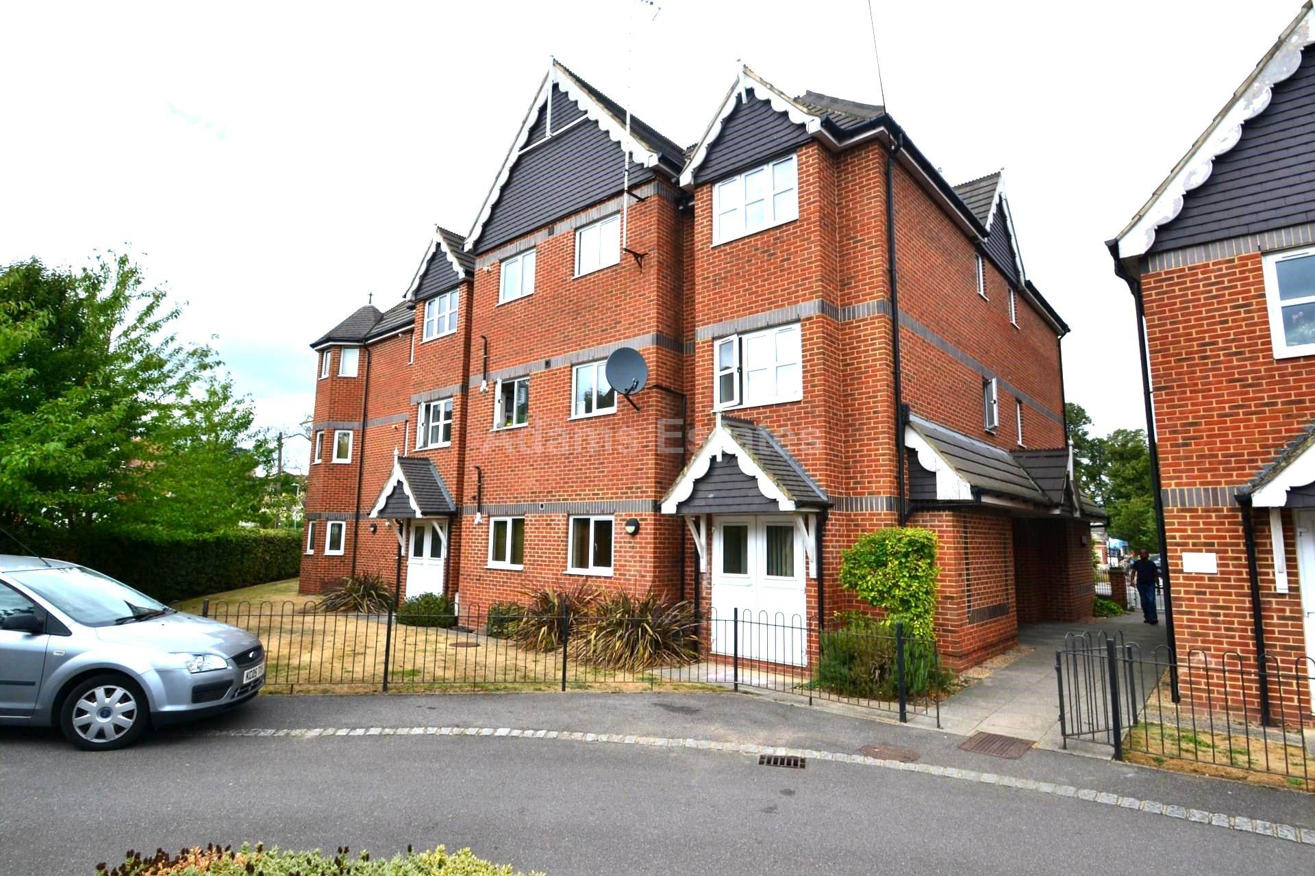 2 bed 1st Floor Flat for rent in Woodley. From Student Holmes - University Office