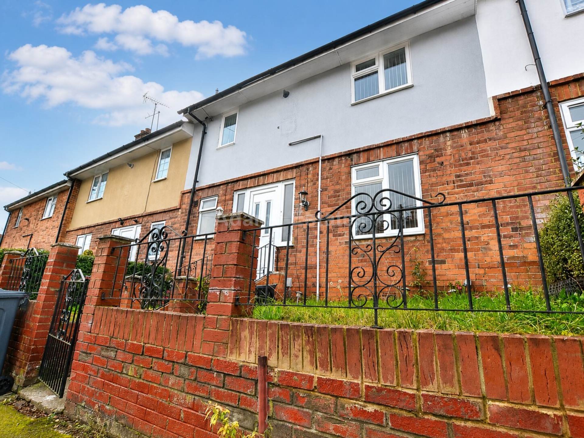 2 bed Mid Terraced House for rent in Burghfield. From Student Holmes - University Office