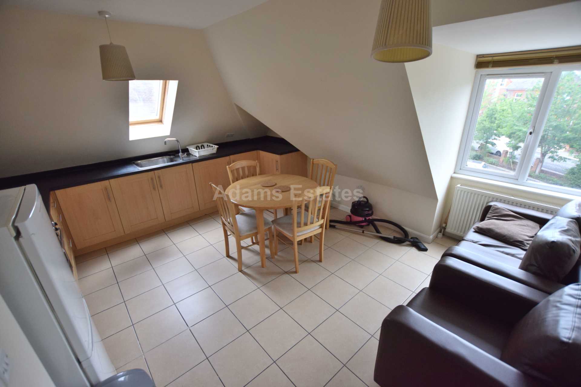 3 bed 1st Floor Flat for rent in Reading. From Student Holmes - University Office