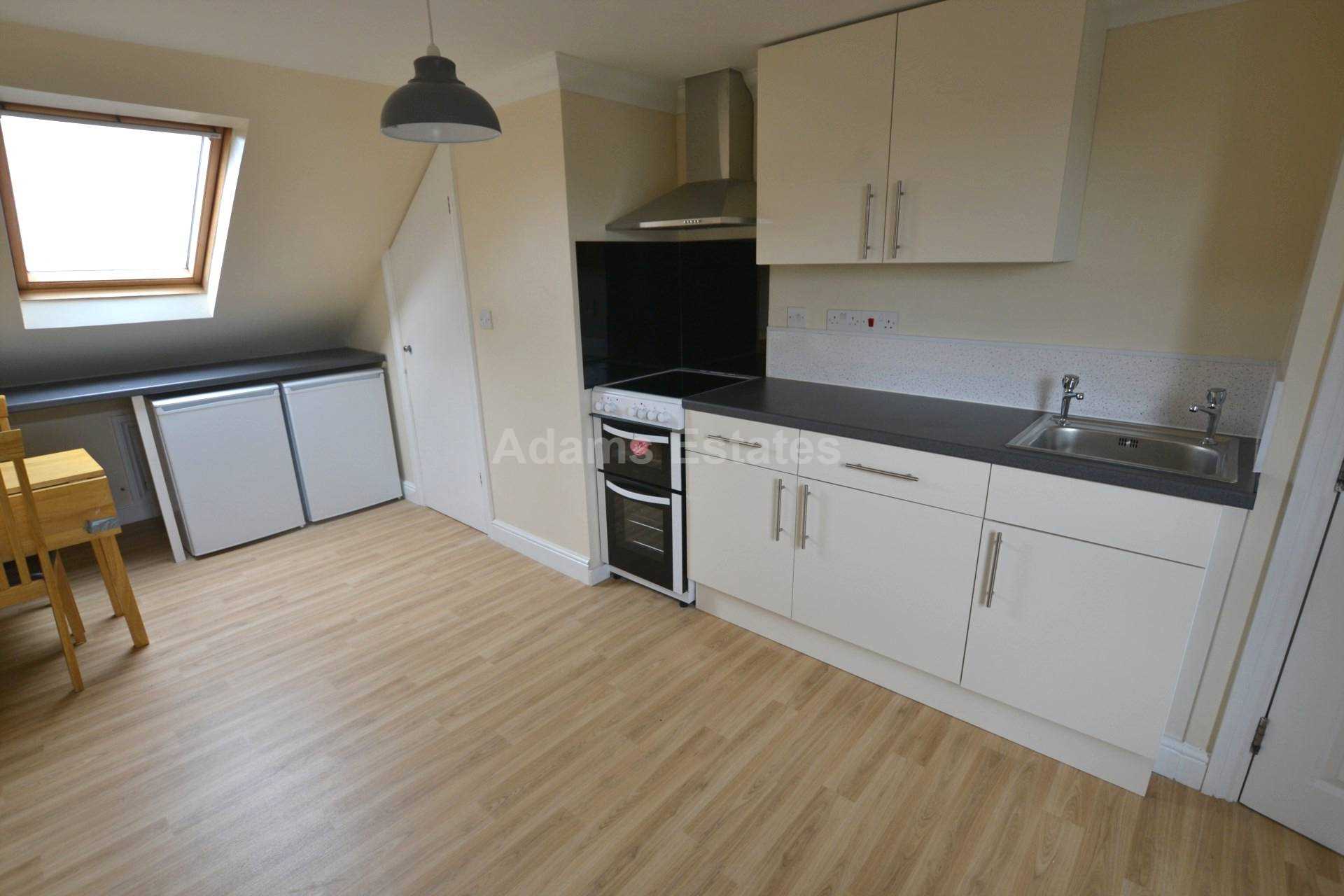 1 bed 1st Floor Flat for rent in Reading. From Student Holmes - University Office
