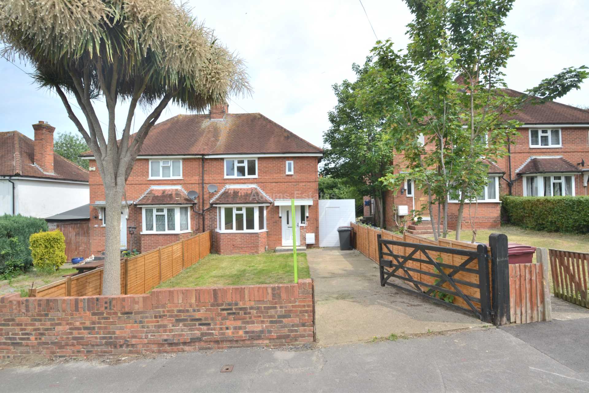 3 bed Semi Detached for rent in Reading. From Student Holmes - University Office