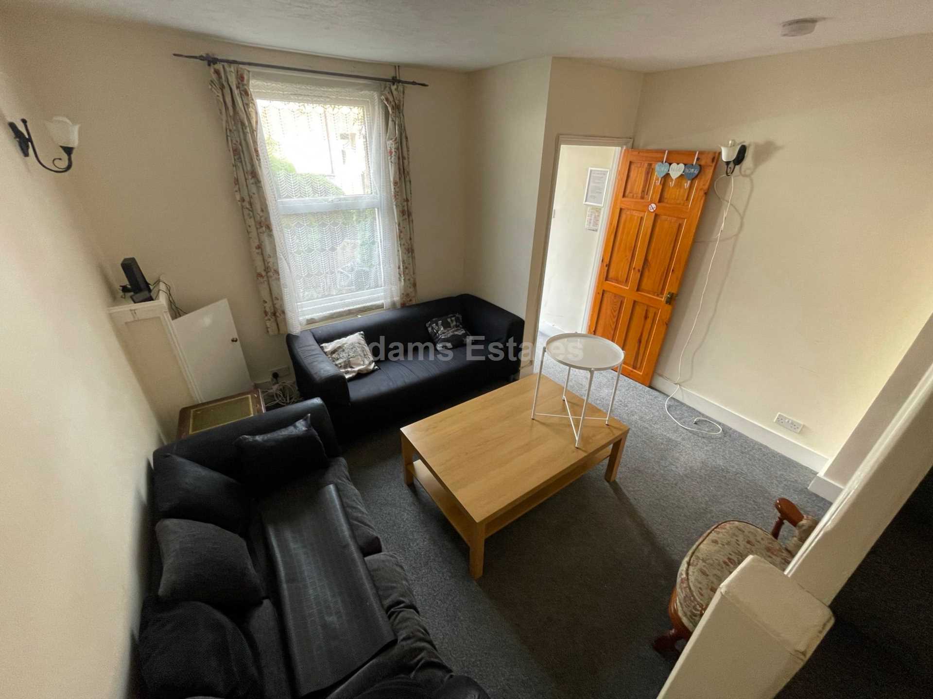3 bed Mid Terraced House for rent in Reading. From Student Holmes - University Office