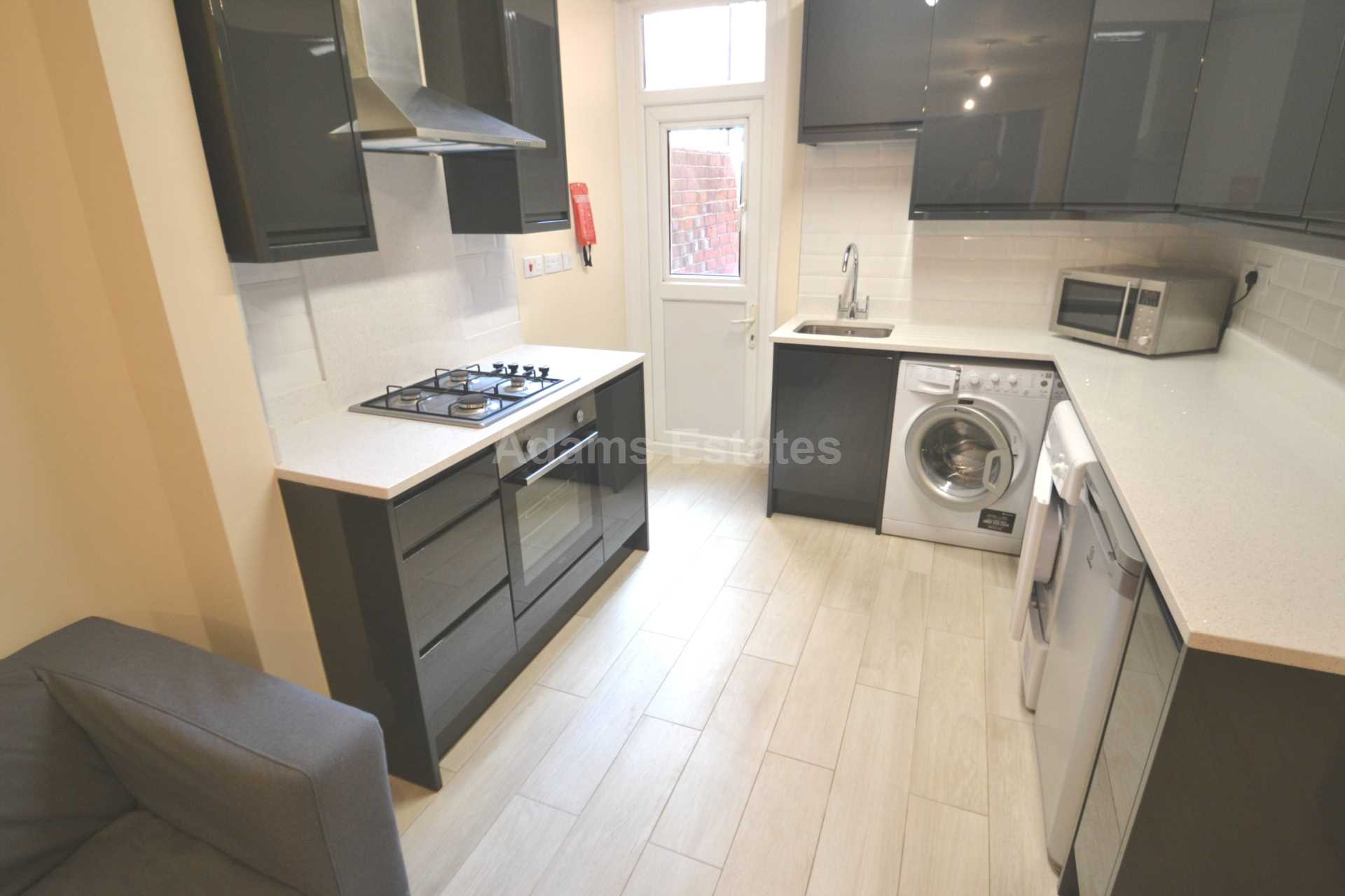 6 bed Mid Terraced House for rent in Reading. From Student Holmes - University Office