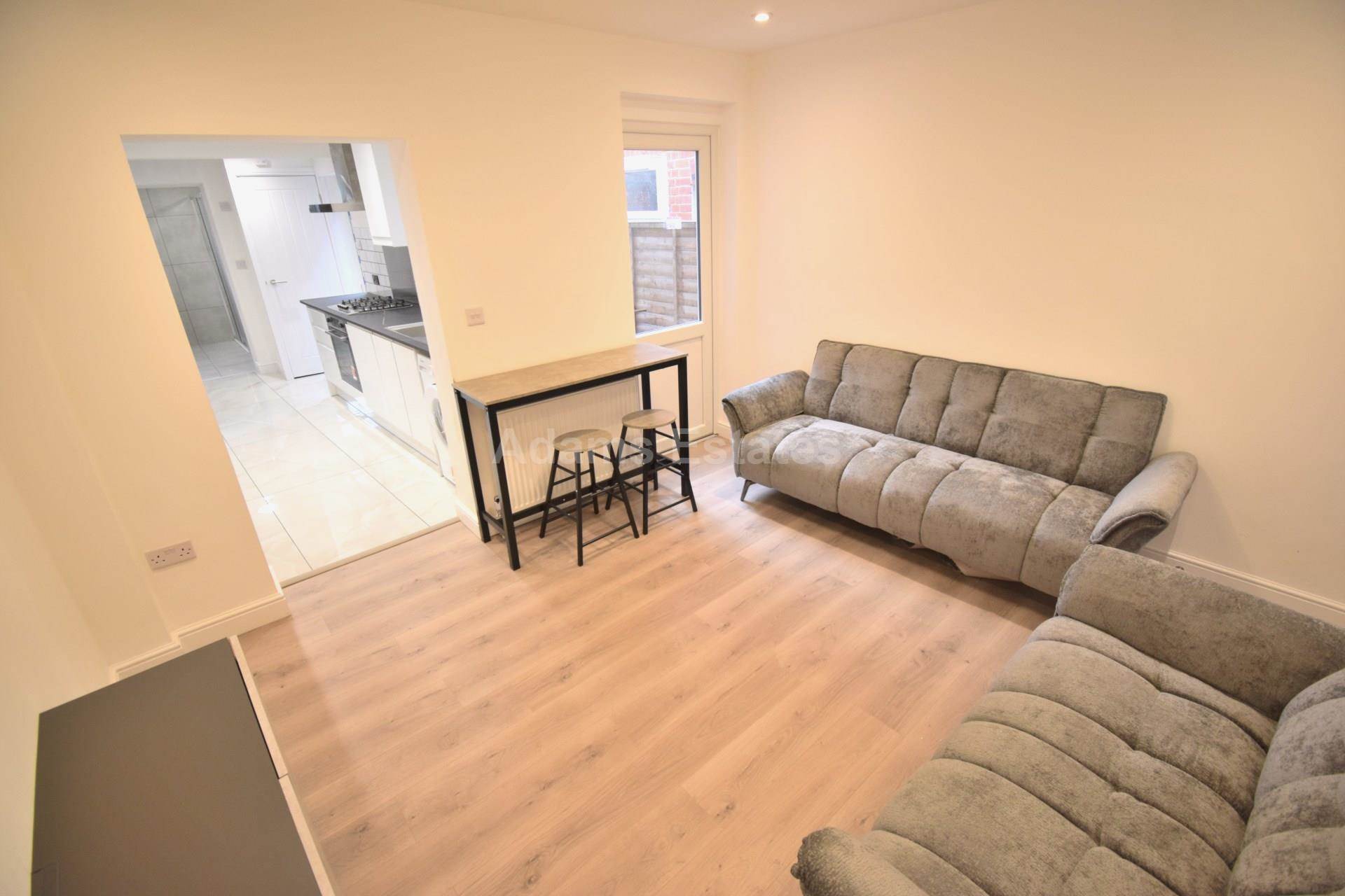 4 bed Mid Terraced House for rent in Reading. From Student Holmes - University Office