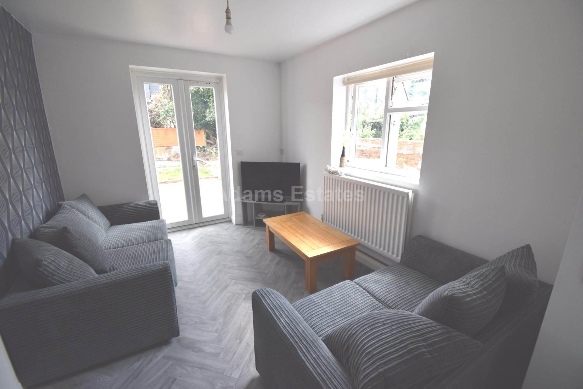 6 bed Mid Terraced House for rent in Reading. From Student Holmes - University Office