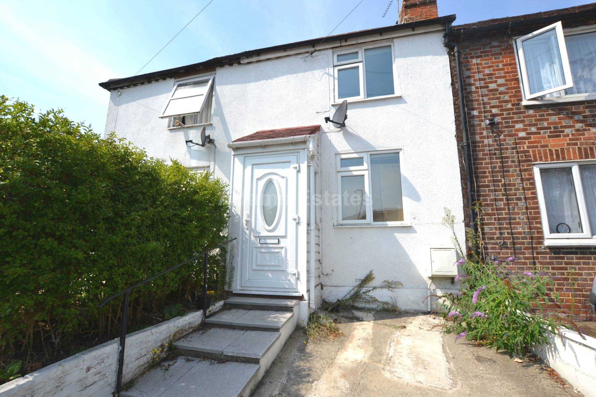 3 bed Mid Terraced House for rent in Reading. From Student Holmes - University Office