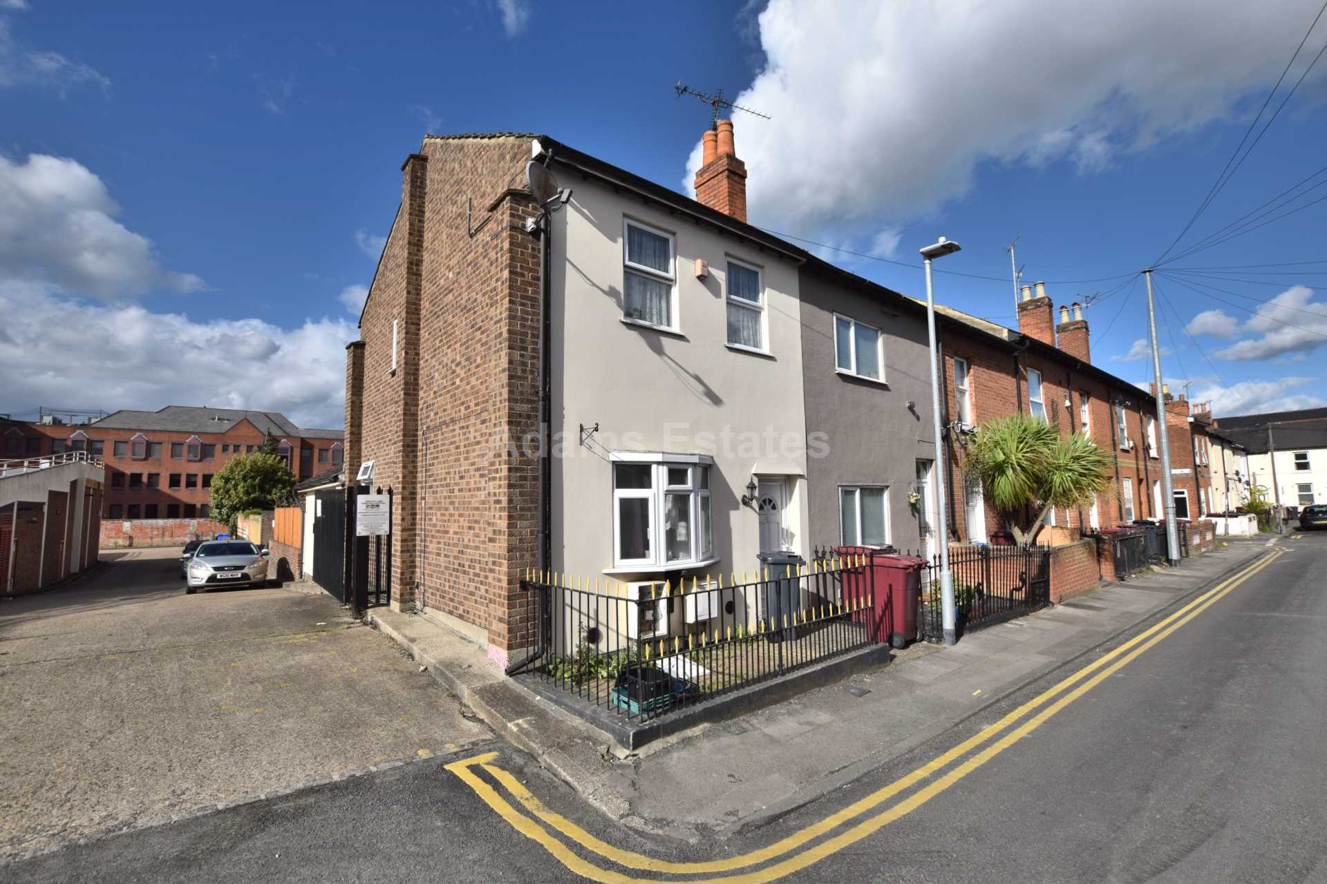 4 bed Mid Terraced House for rent in Reading. From Student Holmes - University Office