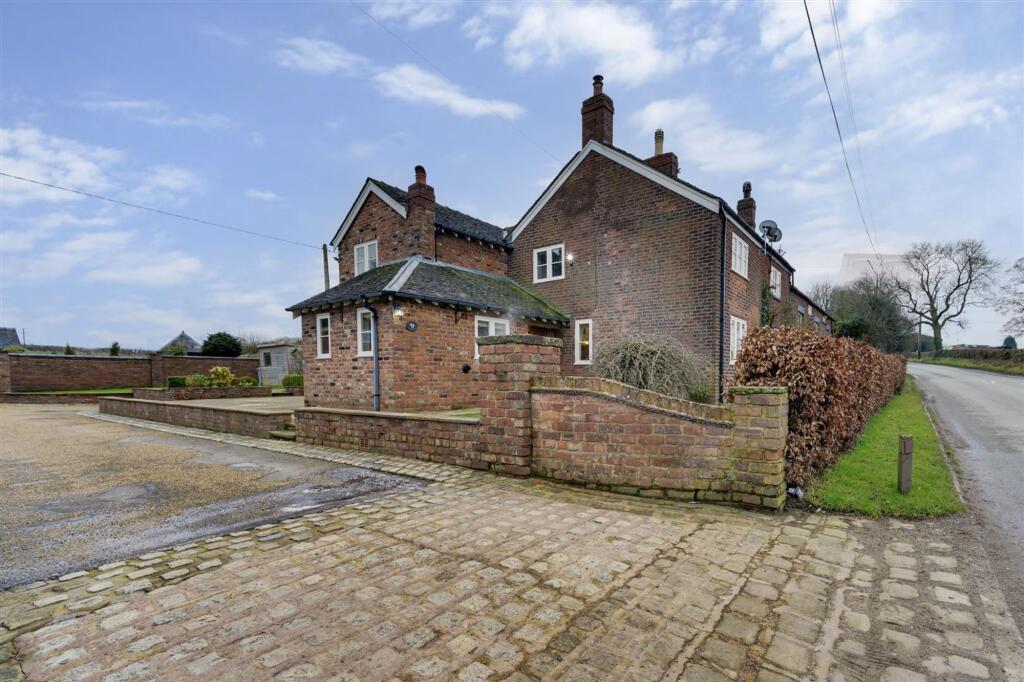 3 bed Detached for rent in Brownlow. From Chris Hamriding Lettings & Estates - Congleton 3 bed Detached for rent in Brownlow. From Chris Hamriding Lettings & Estates - Congleton