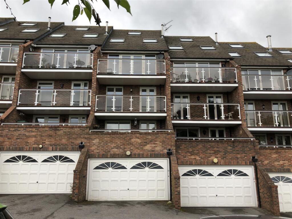4 bed Town House for rent in Poole. From Abbey Estates - Bournemouth 4 bed Town House for rent in Poole. From Abbey Estates - Bournemouth