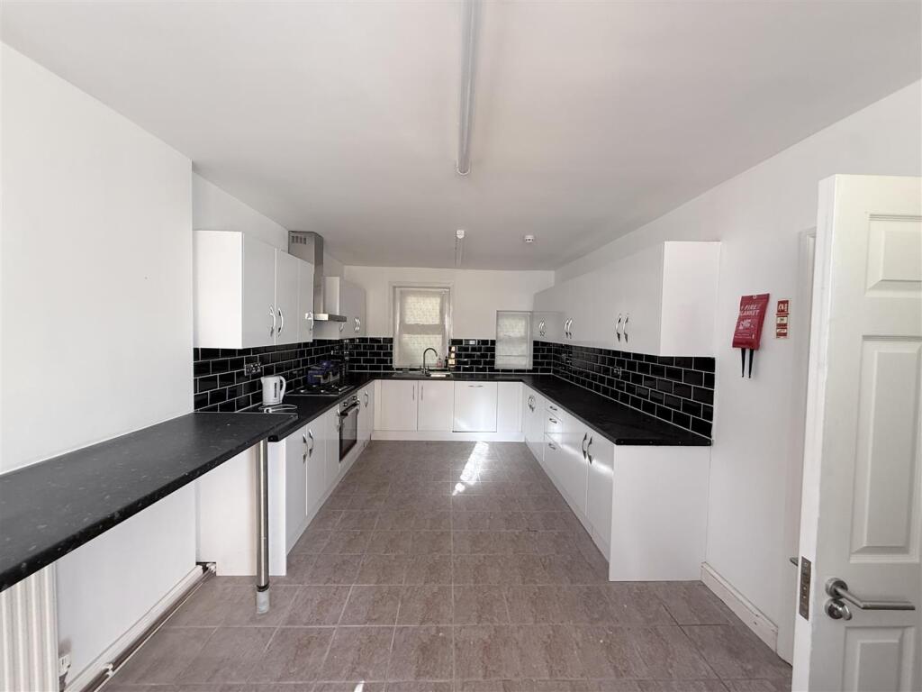 9 bed House Share for rent in Broadstairs. From Lovetts Property Services - Cliftonville