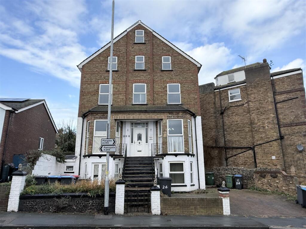 9 bed Detached for rent in Broadstairs. From Lovetts Property Services - Cliftonville