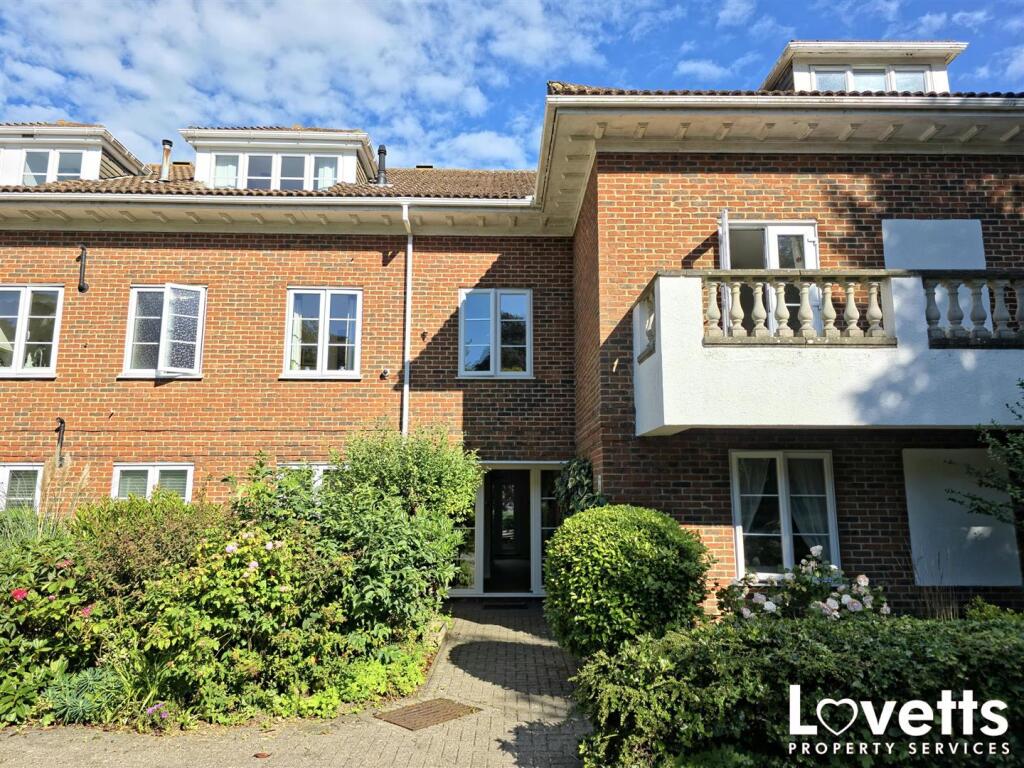 2 bed Apartment for rent in Broadstairs. From Lovetts Property Services Cliftonville Ltd.