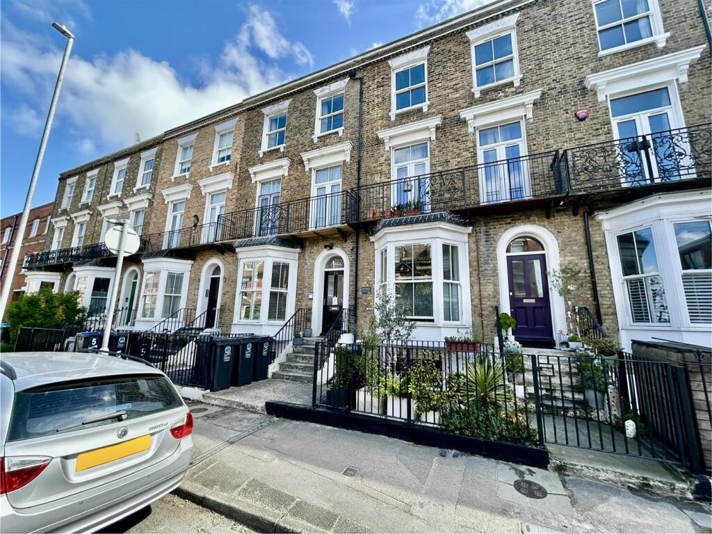 2 bed 1st Floor Flat for rent in Margate. From Lovetts Property Services Cliftonville Ltd.