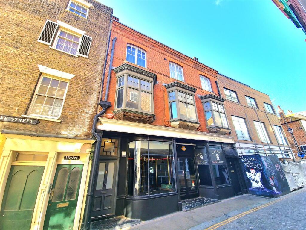 2 bed Apartment for rent in Margate. From Lovetts Property Services Cliftonville Ltd.