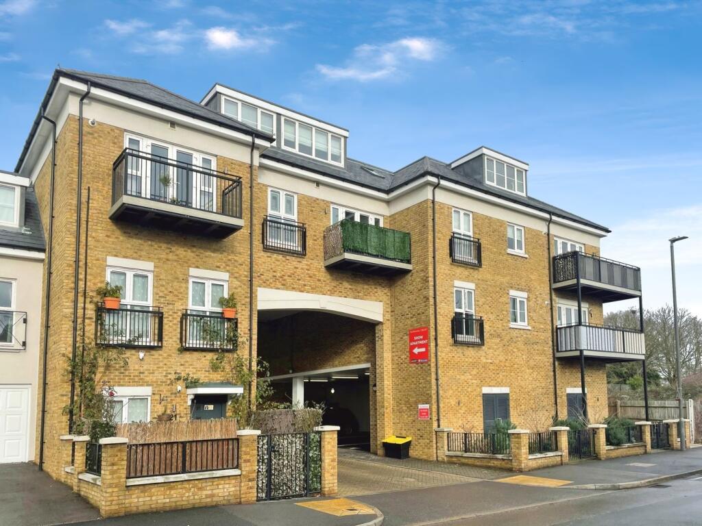 2 bed Apartment for rent in Hitchambury. From Oakwood Estates - Burnham