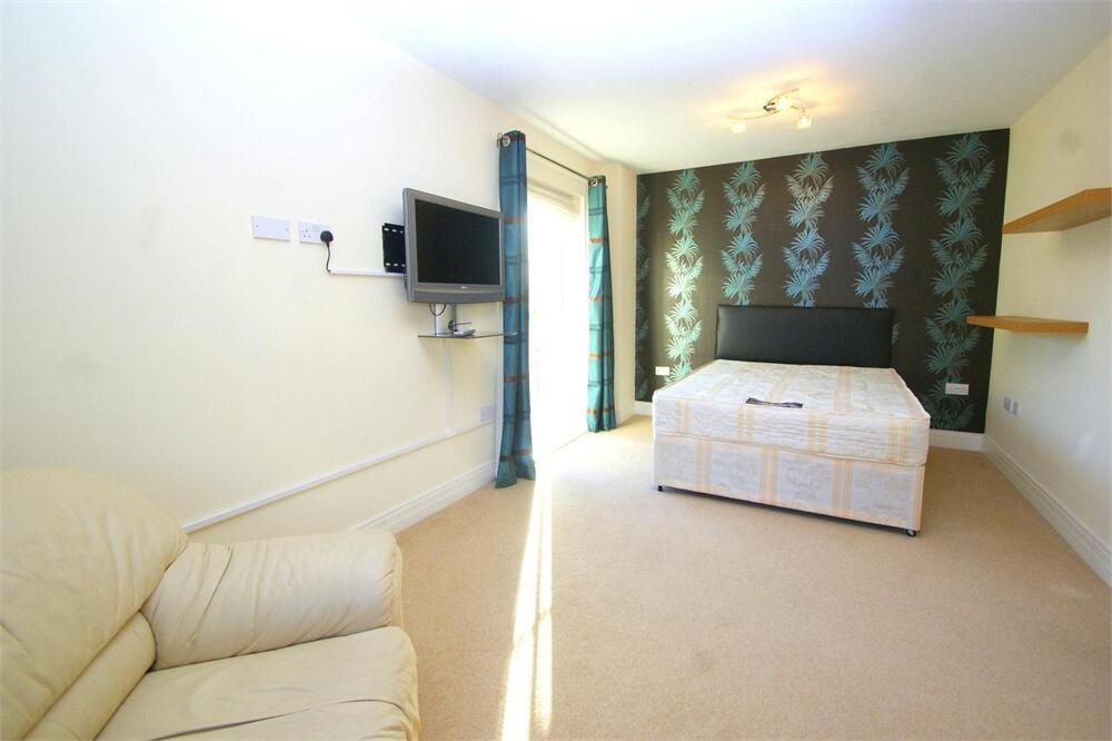 1 bed HMO for rent in George Green. From Oakwood Estates - Burnham