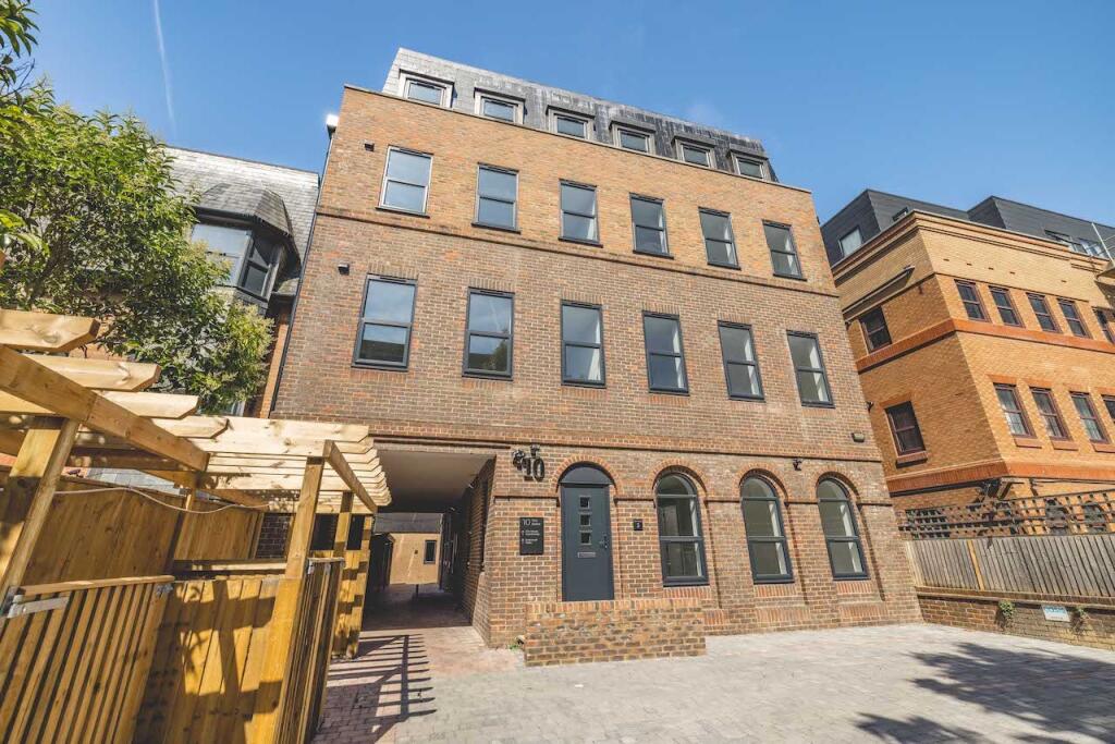 1 bed 1st Floor Flat for rent in Hitchambury. From Oakwood Estates - Burnham