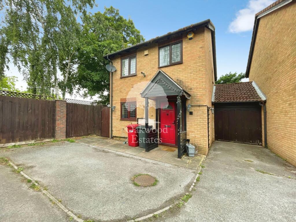 3 bed Link detached for rent in Slough. From Oakwood Estates - Burnham