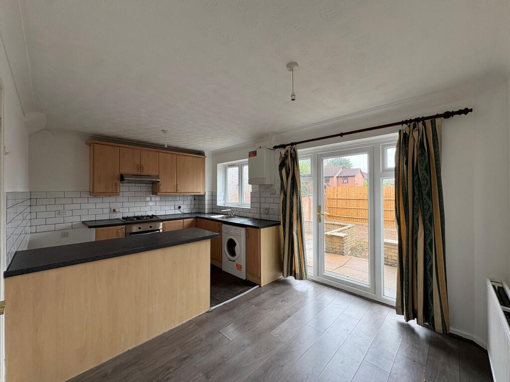 3 bed Semi Detached for rent in Slough. From Oakwood Estates - Burnham 3 bed Semi Detached for rent in Slough. From Oakwood Estates - Burnham