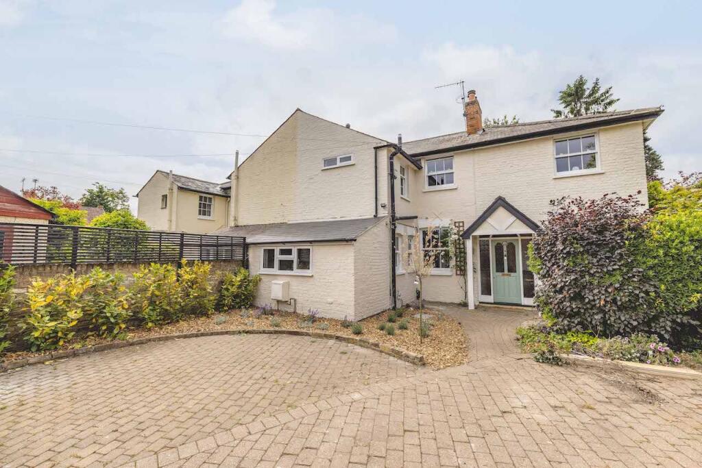 4 bed Mid Terraced House for rent in Datchet. From Oakwood Estates - Datchet 4 bed Mid Terraced House for rent in Datchet. From Oakwood Estates - Datchet