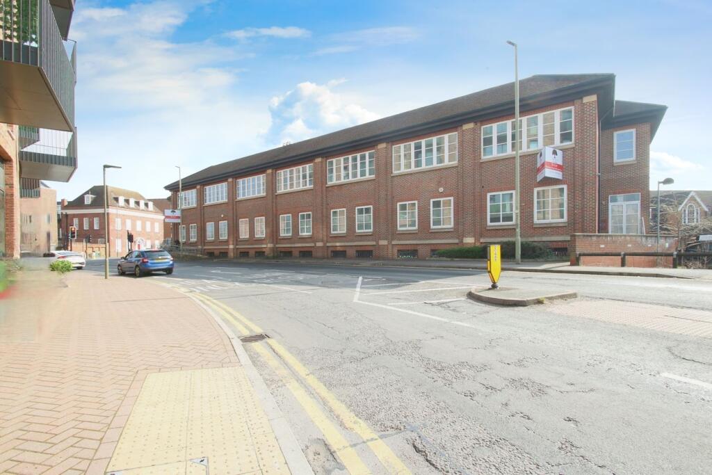 1 bed Apartment for rent in Egham. From Oakwood Estates - Datchet