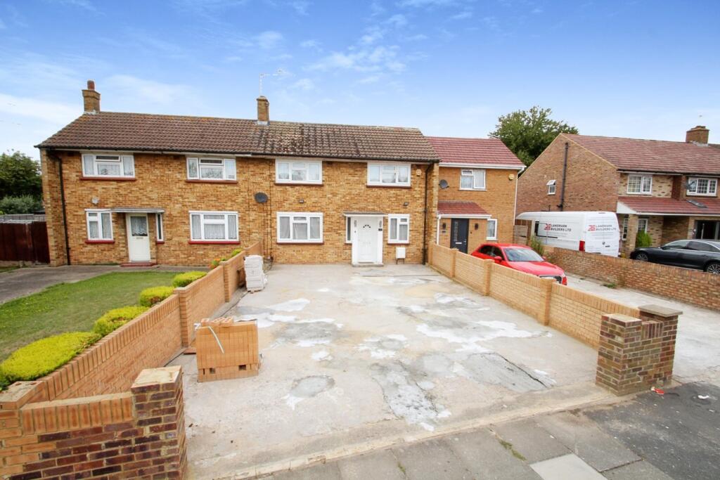 5 bed Mid Terraced House for rent in West Drayton. From Oakwood Estates - Iver