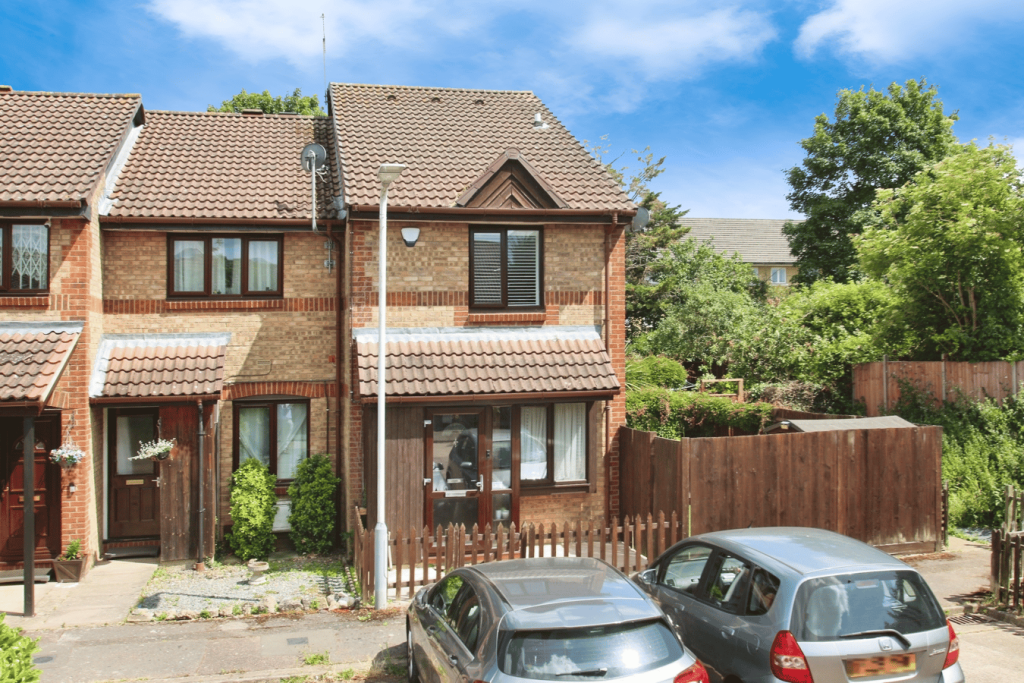 1 bed End of Terrace for rent in West Drayton. From Oakwood Estates - Iver