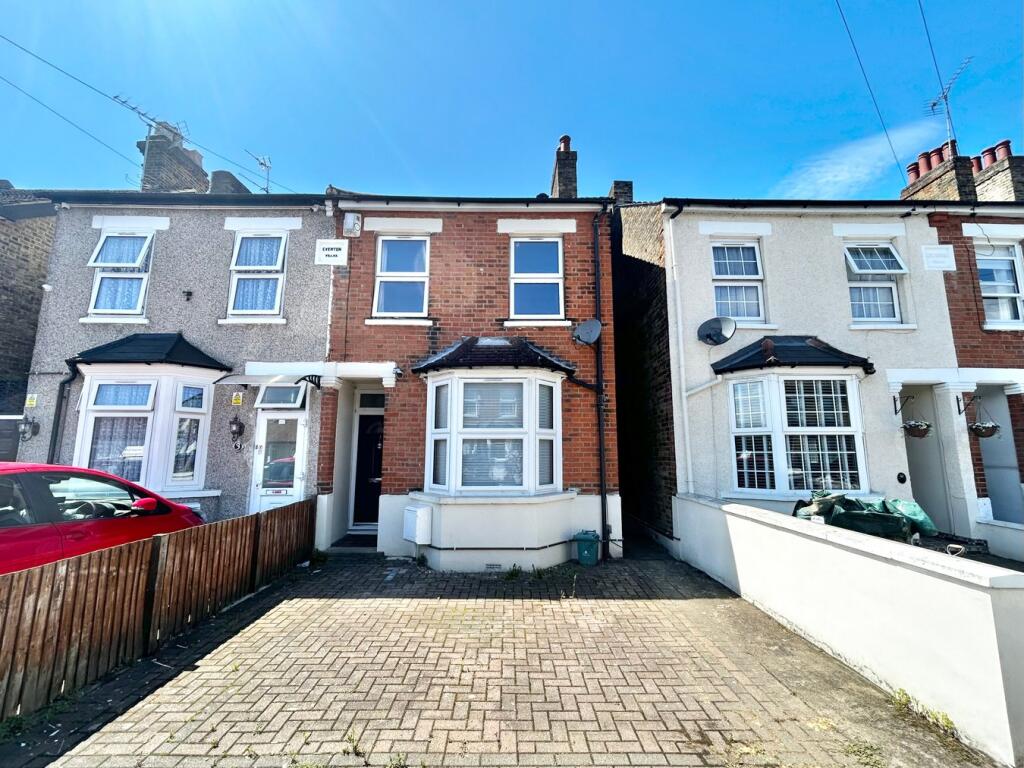 3 bed Semi Detached for rent in Uxbridge. From Oakwood Estates - Iver 3 bed Semi Detached for rent in Uxbridge. From Oakwood Estates - Iver