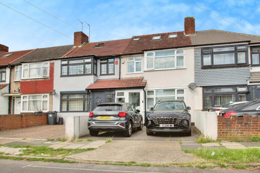 5 bed Mid Terraced House for rent in Southall. From Oakwood Estates - Iver 5 bed Mid Terraced House for rent in Southall. From Oakwood Estates - Iver