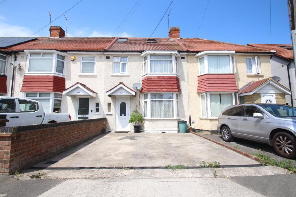 4 bed Mid Terraced House for rent in Uxbridge. From Oakwood Estates - Iver 4 bed Mid Terraced House for rent in Uxbridge. From Oakwood Estates - Iver