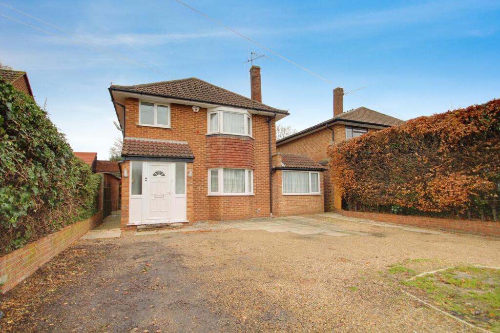 4 bed Detached for rent in Richings Park. From Oakwood Estates - Iver 4 bed Detached for rent in Richings Park. From Oakwood Estates - Iver