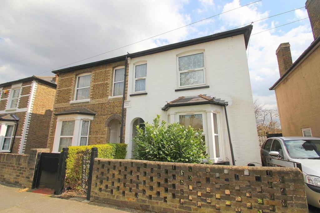 3 bed Semi Detached for rent in Yiewsley. From Oakwood Estates - Iver 3 bed Semi Detached for rent in Yiewsley. From Oakwood Estates - Iver