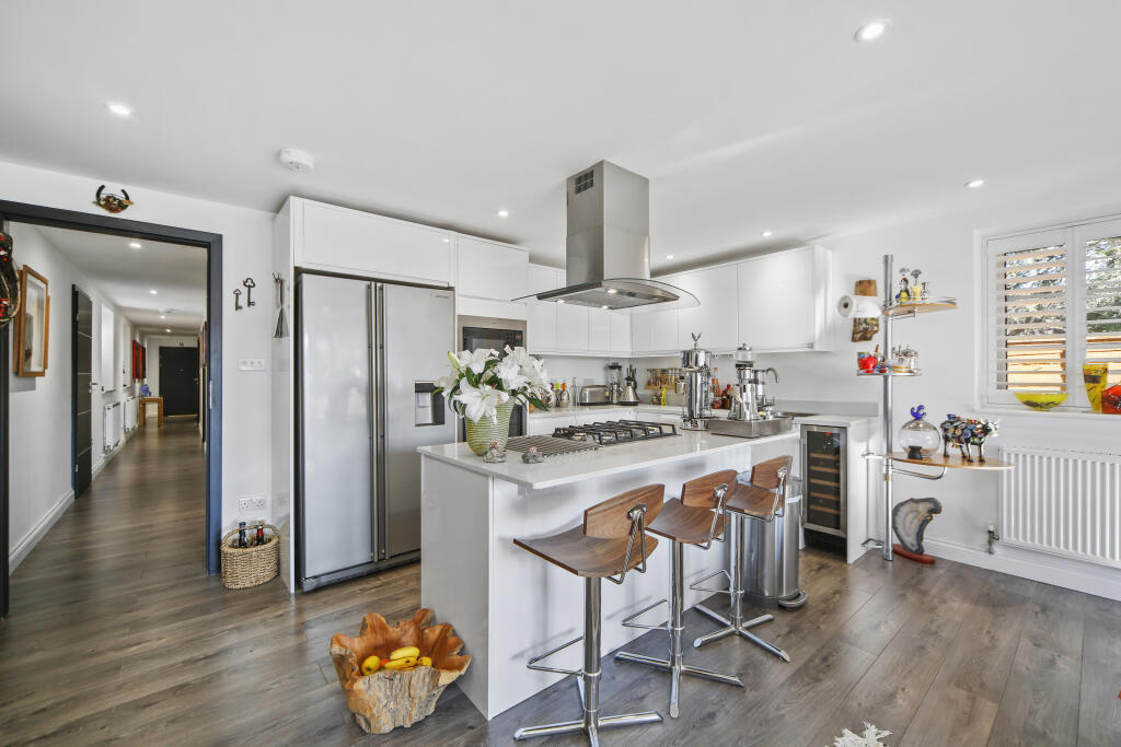 3 bed 1st Floor Flat for rent in Chertsey. From John D Wood & Co. Sales - Weybridge 3 bed 1st Floor Flat for rent in Chertsey. From John D Wood & Co. Sales - Weybridge