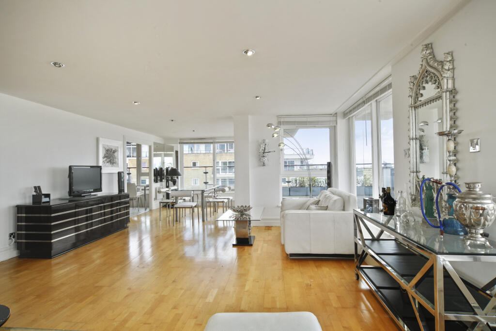 3 bed 1st Floor Flat for rent in Wandsworth. From John D Wood & Co. Sales - Wandsworth