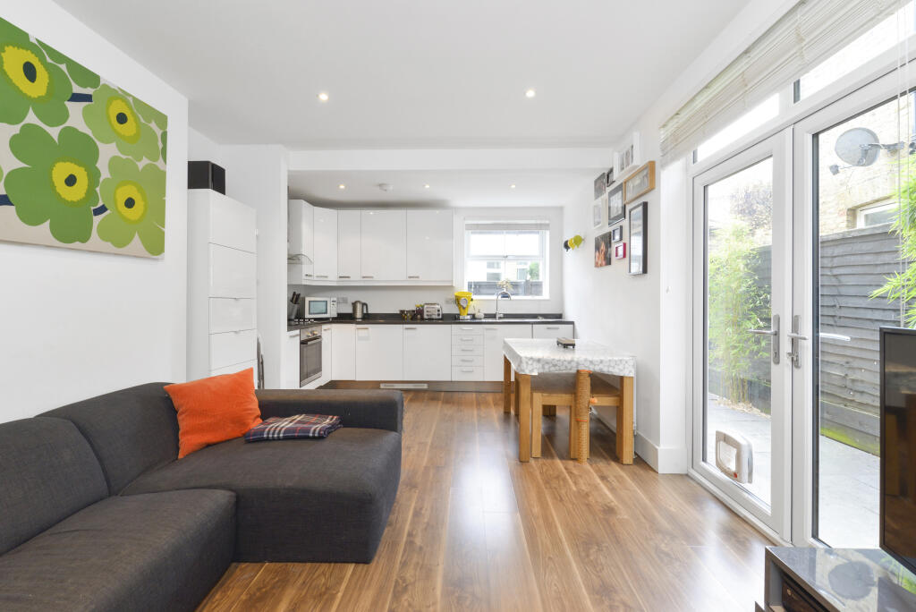 2 bed Bungalow for rent in Putney. From John D Wood & Co. Sales - Wandsworth