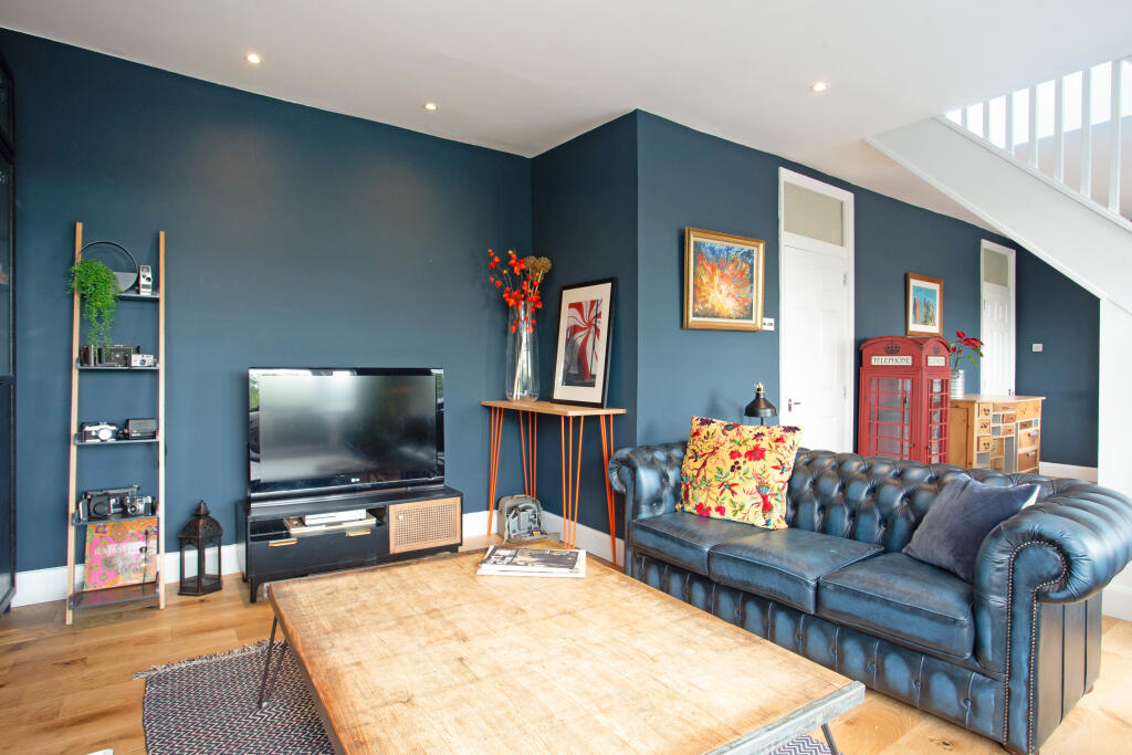 3 bed 1st Floor Flat for rent in Wandsworth. From John D Wood & Co. Sales - Wandsworth