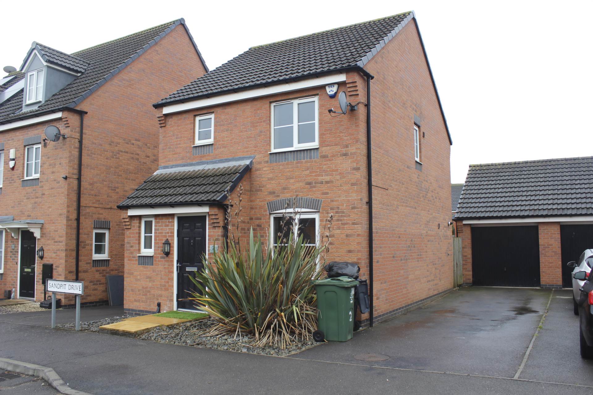 3 bed Detached for rent in Leicester. From Charles Derby Estates - Leicester