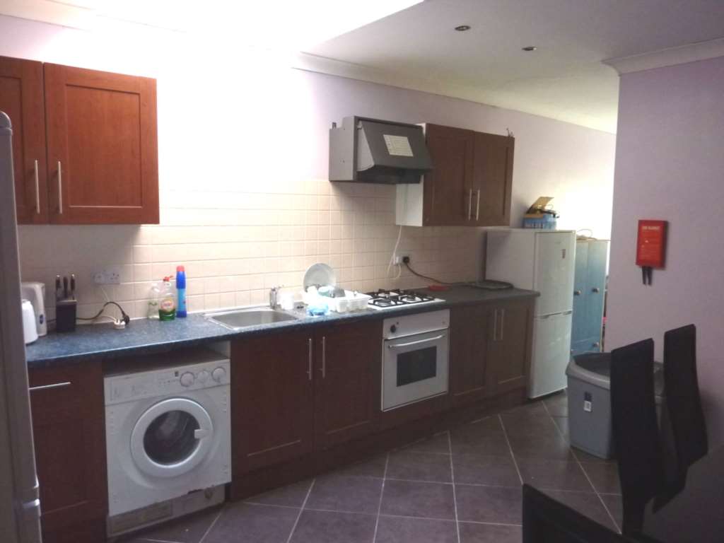 5 bed Mid Terraced House for rent in Reading. From Westgate Students