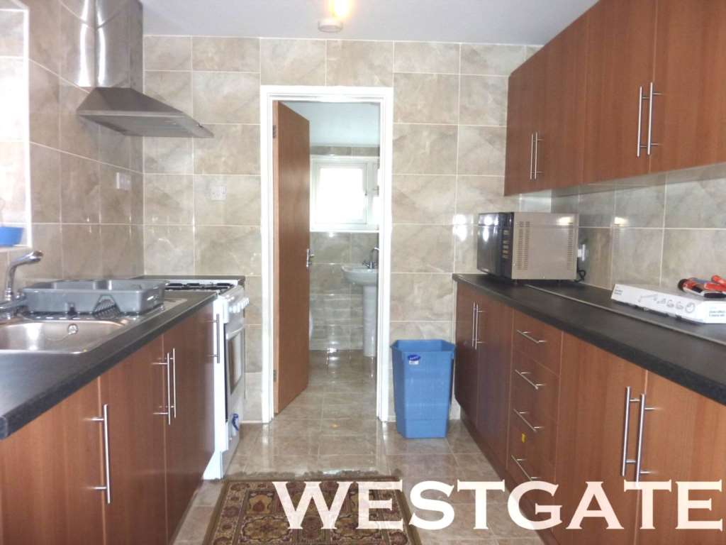 4 bed Mid Terraced House for rent in Reading. From Westgate Students