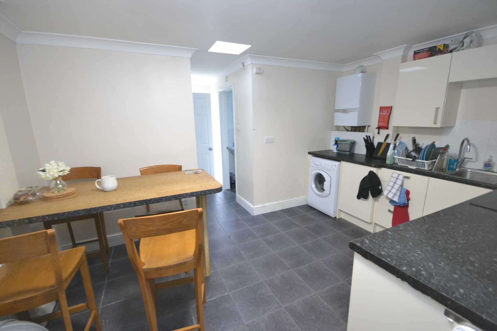 5 bed Mid Terraced House for rent in Reading. From Westgate Students
