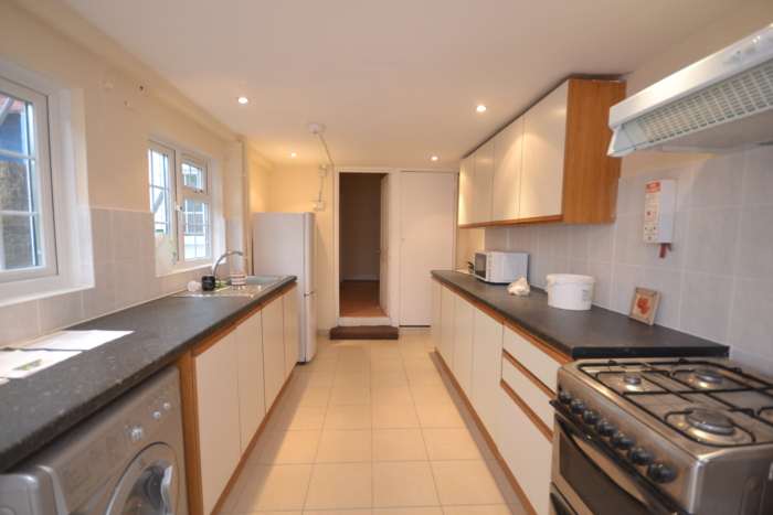 5 bed Mid Terraced House for rent in Reading. From Westgate Students