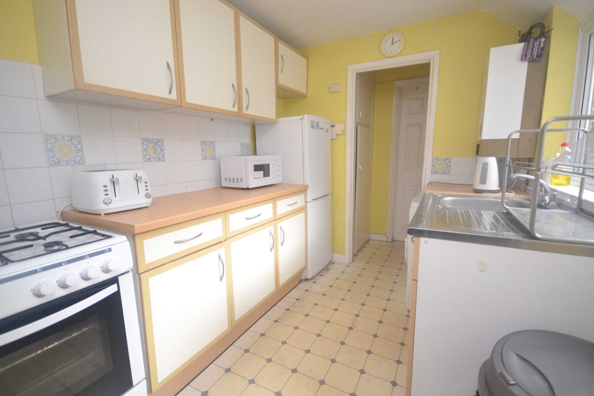 4 bed Mid Terraced House for rent in Reading. From Westgate Students