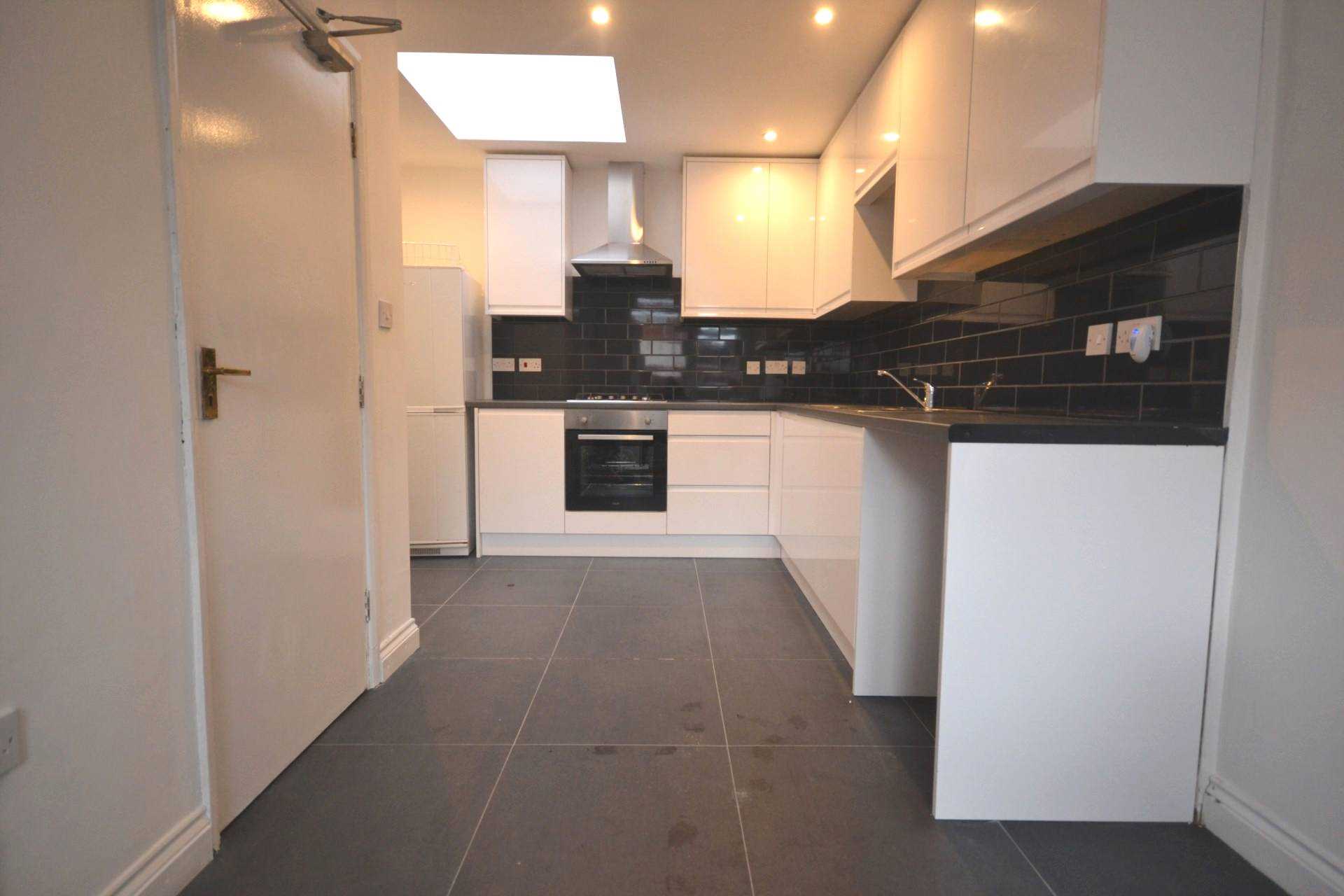 5 bed Mid Terraced House for rent in Reading. From Westgate Students